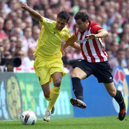 Nilmar, a la izquierda, protege el balón frente a Ekiza.