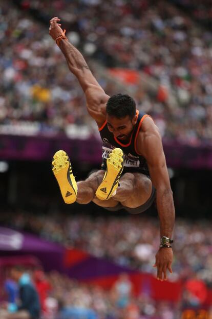 Renjith Maheshwary, de India, en la prueba de triple de salto.