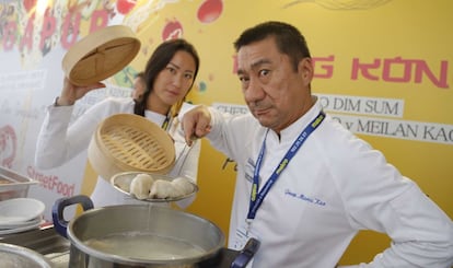 En el exterior del Kursaal, un puesto callejero de comida hongkonesa. El 'street food' que tanto se estila en la ciudad china se ha replicado en San Sebastián Gastronomika.