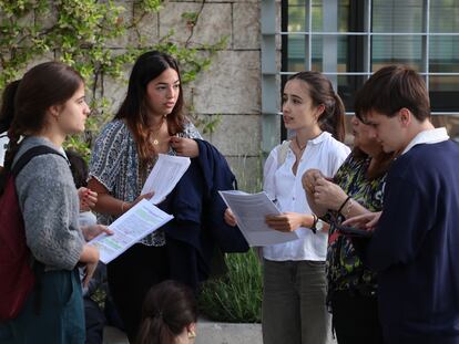 Un grupo de alumnos en el primer día de la Evau en la Facultad de Ciencias Biológicas de la Universidad Complutense de Madrid, este lunes.