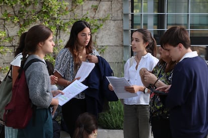 Un grupo de alumnos en el primer día de la Evau en la Facultad de Ciencias Biológicas de la Universidad Complutense de Madrid, este lunes.