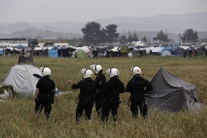 Desalojo del campamento improvisado de Idomeni, en la frontera con Macedonia, con el objetivo de trasladar a los 8.500 refugiados a centros organizados en el norte del país.