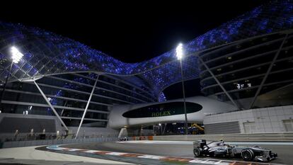 Lewis Hamilton rueda por el circuito de Abu Dabi.