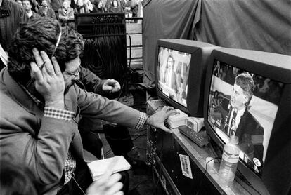 Miguel Ángel Rodríguez, responsable del área de comunicación del Partido Popular, supervisa las conexiones en directo de José María Aznar y Felipe González durante sus respectivos mítines el 22 de febrero de 1996, en el pabellón deportivo Ciudad Jardín de Málaga. Las elecciones andaluzas volvieron a coincidir con las generales.