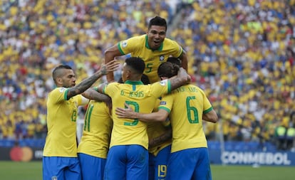 Seleção comemora o terceiro gol, marcado por Everton.