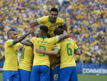 Seleção comemora o terceiro gol, marcado por Everton.