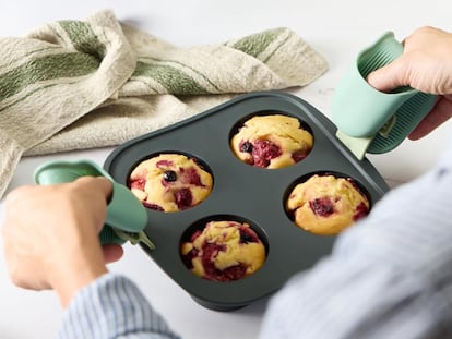 Artículo de EL PAÍS Escaparate que describe las mejores manoplas para usar en la freidora de aire de la marca Lékué.