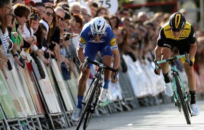 El corredor francés Julian Alaphilippe (izquierda) se impone al esloveno Primoz Roglic en la primera etapa de la Vuelta al País Vasco. 