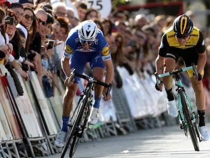 El corredor francés Julian Alaphilippe (izquierda) se impone al esloveno Primoz Roglic en la primera etapa de la Vuelta al País Vasco. 