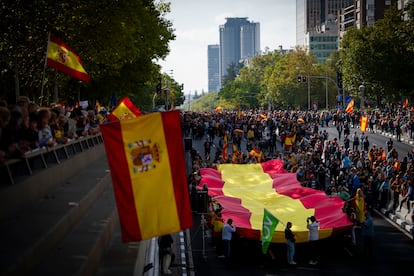 Centenares de personas asisten a la manifestación convocada por la Plataforma por la España Constitucional, este domingo en Madrid.