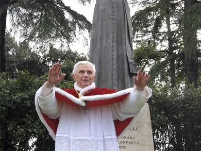 Benedicto XVI, ante la estatua de Pío XII en Roma.