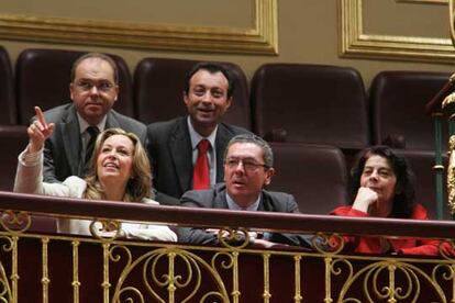 Alberto Ruiz-Gallardón, entre Trinidad Jiménez (entonces portavoz del PSOE) e Inés Sabanés (IU), el día de la aprobación de la Ley de Capitalidad en el Congreso. Detrás, los ediles del PP Juan Bravo y Manuel Cobo.