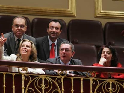 Alberto Ruiz-Gallardón, entre Trinidad Jiménez (entonces portavoz del PSOE) e Inés Sabanés (IU), el día de la aprobación de la Ley de Capitalidad en el Congreso. Detrás, los ediles del PP Juan Bravo y Manuel Cobo.