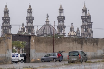 El Palmar de Troya/Sevilla/20-01-2020: Un sacerdote abre la puerta a un vehculo de una funeraria para acceder a la Iglesia Cristiana Palmariana en El Palmar de Troya.
FOTO: PACO PUENTES/EL PAIS