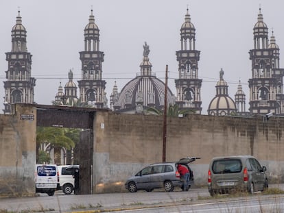 Un sacerdote abre la puerta este miércoles a un vehículo de una funeraria para acceder a la Iglesia Palmariana en El Palmar de Troya (Sevilla).