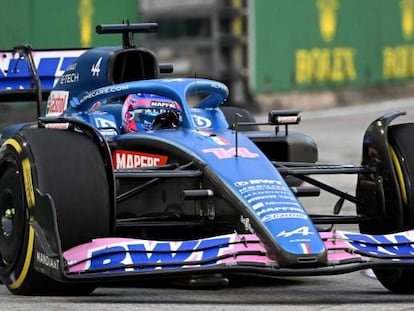 El piloto español Fernando Alonso, en su Alpine durante los entrenamientos libres del Gran Premio de Singapur de Fórmula 1.