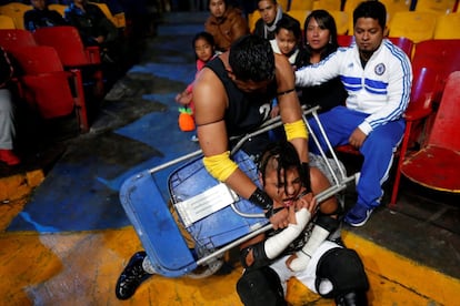 Según Crazy Boy, el director de DTU Mexican Professional Fighting, "la gente viene aquí para divertirse, disfrutar de lo que ven, y siempre están pidiendo algo más". En la imagen, Gio Malkriado golpea con una silla a Cíclope, ambos practicantes de lucha extrema, en Arena Neza, en Ciudad de México.