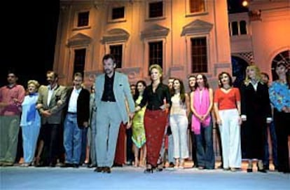 José Sacristán y Paloma San Basilio (en el centro, en primer plano), durante la presentación de <i>My fair lady</i>.