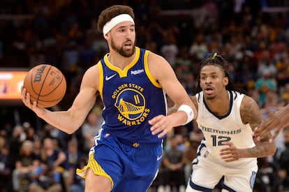 Klay Thompson (Golden State Warriors) conduce el balón este lunes ante la presencia de Ja Morant, estrella de los Memphis Grizzlies.