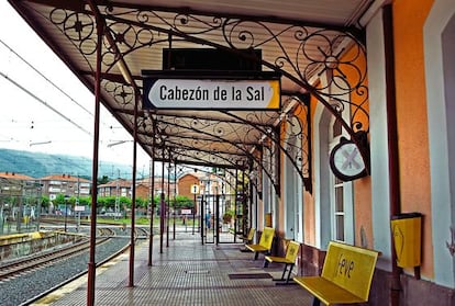 Este es un viaje de paisajes verdes y estaciones solitarias, como la de Cabezón de la Sal.