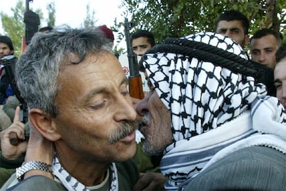 Las escenas del reencuentro de los presos con sus seres queridos han dado la vuelta al mundo. En la imagen, un prisionero puesto en libertad se reencuentra con su familia en Jenin.