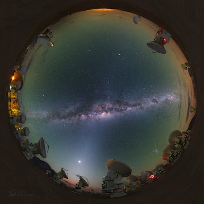 Paisaje de cielo tomado a 5.100 metros sobre el nivel del mar, desde la meseta de Chajnantor en los Andes chilenos.