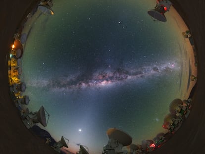 Paisaje de cielo tomado a 5.100 metros sobre el nivel del mar, desde la meseta de Chajnantor en los Andes chilenos.
