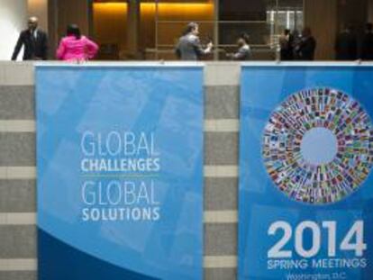 Varias personas fueron registradas este viernes en el tercer piso del edificio del Fondo Monetario Internacional (FMI), en Washington DC (EE.UU.), previo a las reuniones de primavera del FMI y el Banco Mundial (BM).