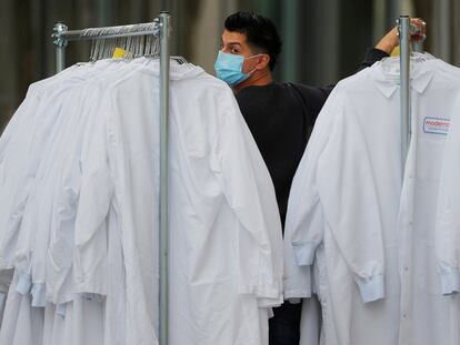 Un trabajador lleva material protector a la sede de Moderna Therapeutics, en Cambridge, este lunes.