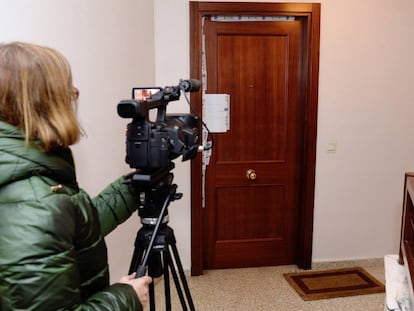Vista de la puerta precintada del domicilio en el apareció muerta la mujer asesinada por su hijo.
