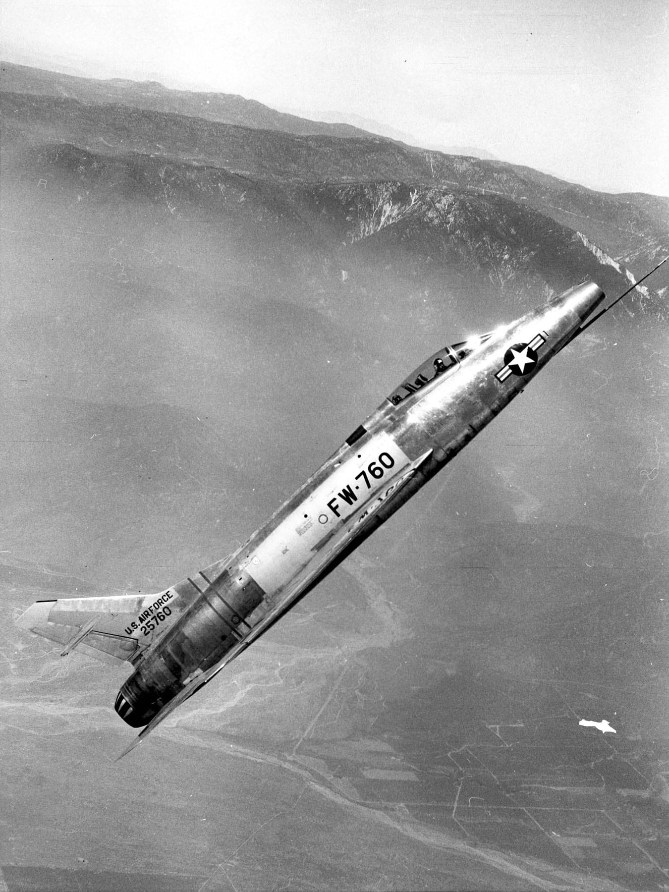 Un Super Sabre North American F-100A ascendiendo