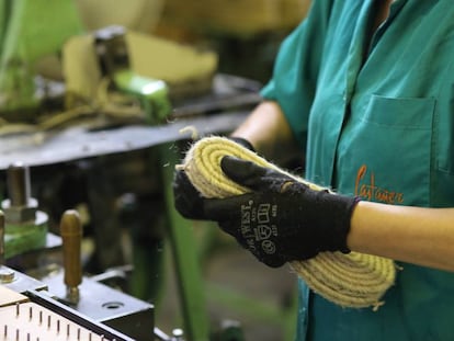 Una empleada de una f&aacute;brica de alpargatas artesanas.