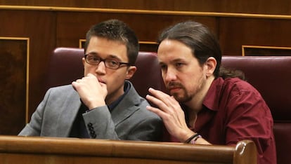 Iglesias y Errejón, durante la sesión de investidura en el Congreso.