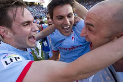 Celta players celebrate the team's promotion to Primera.