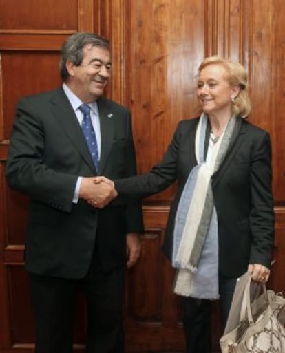 &Aacute;lvarez-Cascos y Mercedes Fern&aacute;ndez, antes de comenzar la reuni&oacute;n.