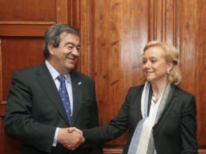 Álvarez-Cascos y Mercedes Fernández, antes de comenzar la reunión.