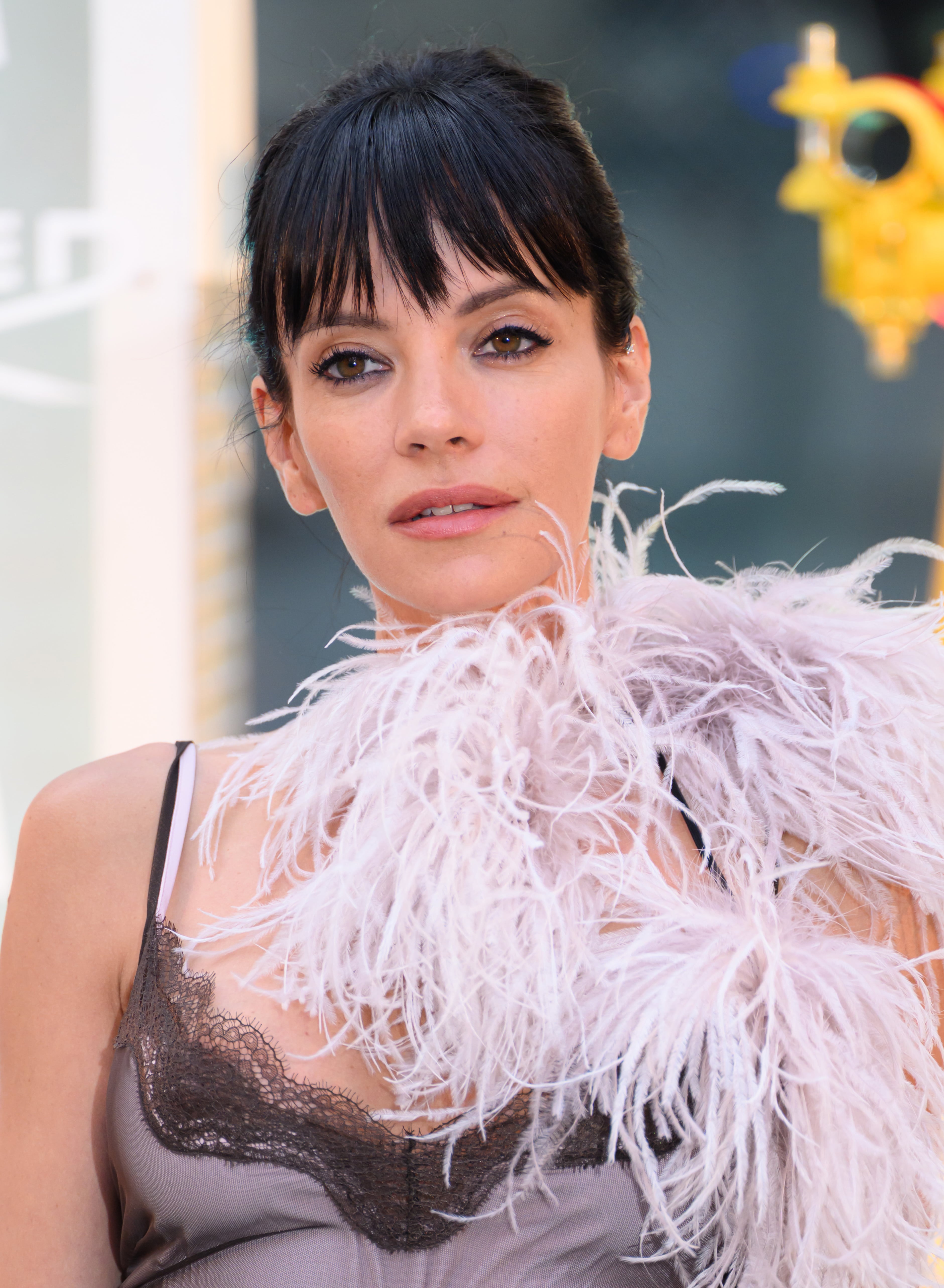 Lily Allen posa con Marc Capaldo en Londres mientr