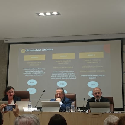 En la foto, de izq. a dcha.: Verónica Ollé Sesé, directora general para el servicio público de justicia; Alberto García Barrenechea, decano de Madrid y secretario del CGPE; y Ricardo Garrido, presidente del CGPE.