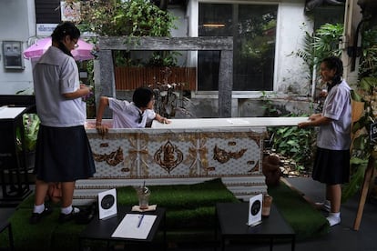 Una joven sale del ataúd instalado como parte de la decoración en el Kid Mai Cafe de Bangkok.