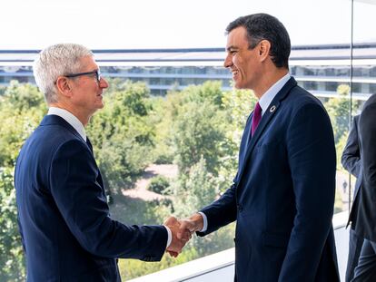 El presidente del Gobierno, Pedro Sánchez, con el consejero delegado de Apple, Tim Cook, en Cupertino (California) , la sede central de la compañía tecnológica.