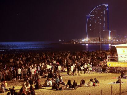 Cientos de personas celebran en la playa de la Barceloneta la noche de San Juan.