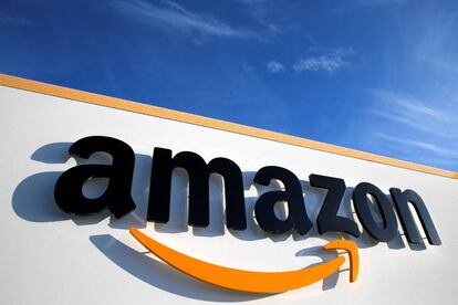 El logo de Amazon en uno de sus centros logísticos.