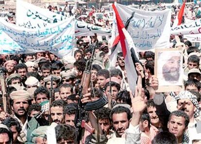 Unos 30.000 yemeníes se manifiestan en Sanaa en contra de las guerras de Irak y Afganistán.
