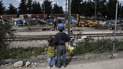 Dos niños observan el desmantelamiento del campo de refugiados de Idomeni, en Grecia.