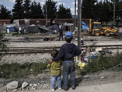 Dos niños observan el desmantelamiento del campo de refugiados de Idomeni, en Grecia.