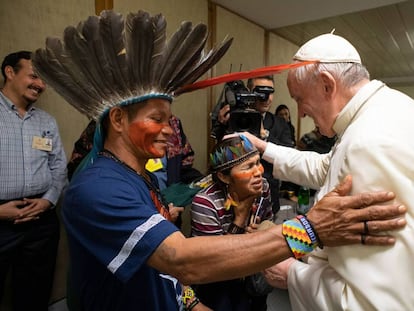  El papa Francisco recibe a personas de la Amazonia durante el sínodo, el pasado día 17