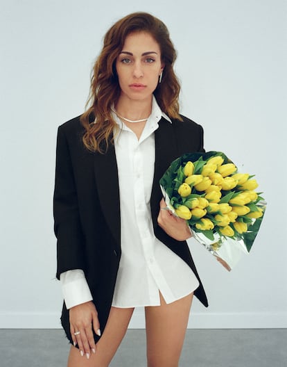 Hiba Abouk lleva 'blazer' y camisa de Christian Dior, y collar de Cartier.