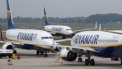 Varios aviones de Ryanair en una pista de aterrizaje