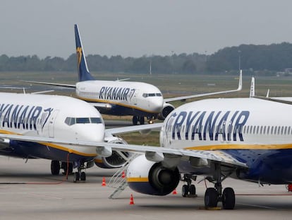 Varios aviones de Ryanair en una pista de aterrizaje