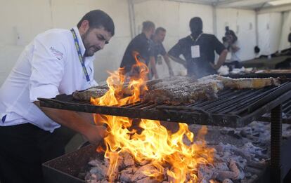 Un participante en el VIII Concurso Nacional de Parrilla, que ganaron Joseba Odriozola, del asador Araneta de Zestoa (Gipuzkoa), y Cárnicas Goya.